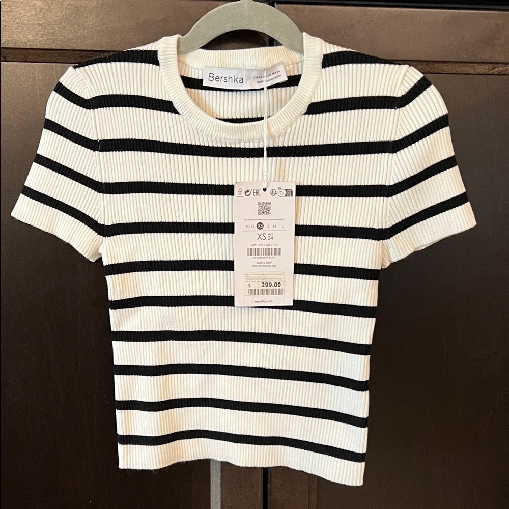 Bershka Striped Ribbed Tee size XS
15” long.  pit to pit 11”